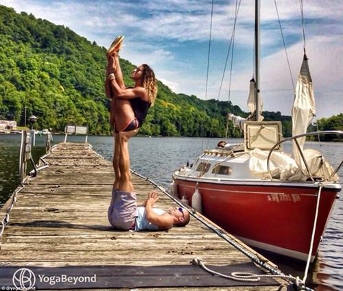 "Her yerde yoga, her yere yoga!" diyerek dünyayı gezen çift