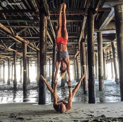 "Her yerde yoga, her yere yoga!" diyerek dünyayı gezen çift