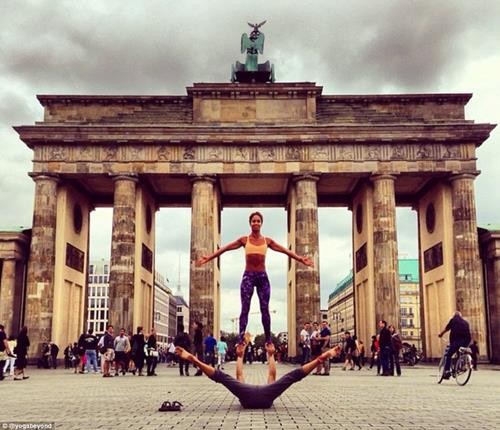 "Her yerde yoga, her yere yoga!" diyerek dünyayı gezen çift