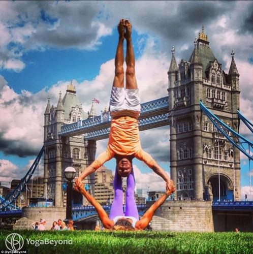 "Her yerde yoga, her yere yoga!" diyerek dünyayı gezen çift