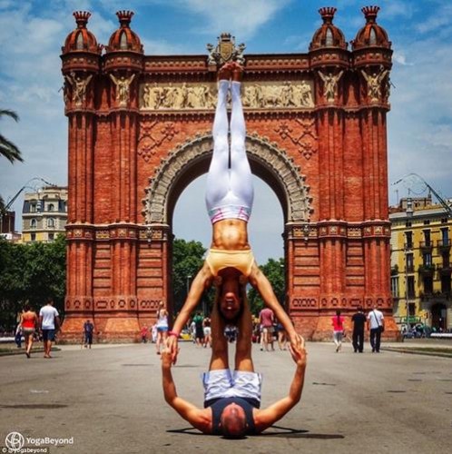 "Her yerde yoga, her yere yoga!" diyerek dünyayı gezen çift