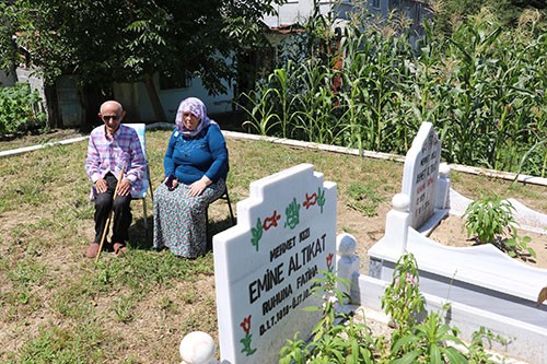 Evleri mezarlık içinde kaldı!