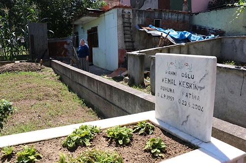 Evleri mezarlık içinde kaldı!