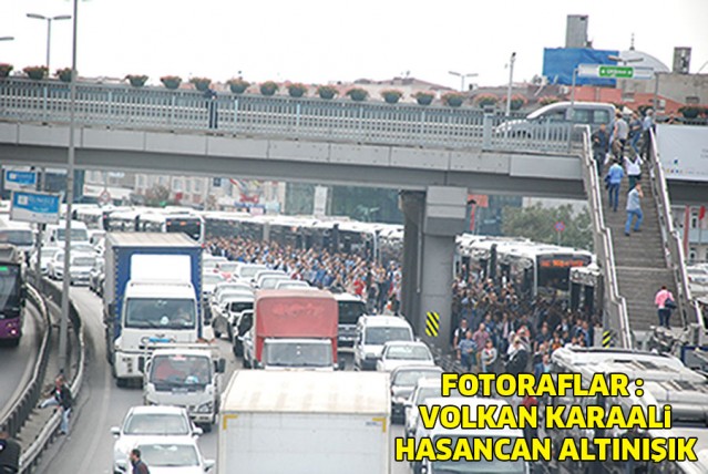 METROBÜSTE FECİ KAZA! İŞTE O ANLAR!! YARALILAR VAR ! AMBULANSLAR SEVK EDİLİYOR!