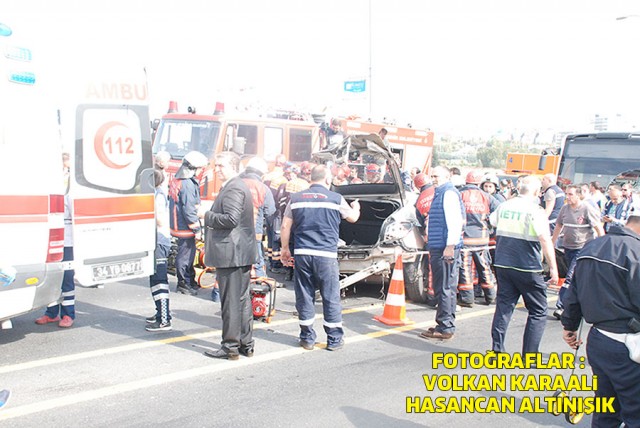 METROBÜSTE FECİ KAZA! İŞTE O ANLAR!! YARALILAR VAR ! AMBULANSLAR SEVK EDİLİYOR!