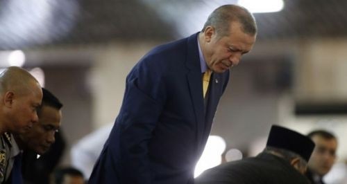 Cumhurbaşkanı Recep Tayyip Erdoğan'ın Namazlarda Yaptığı İşaretin Sırrı Nedir?