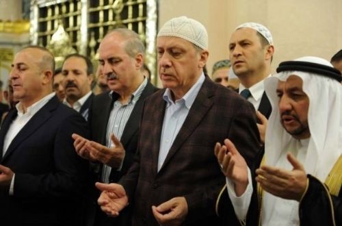 Cumhurbaşkanı Recep Tayyip Erdoğan'ın Namazlarda Yaptığı İşaretin Sırrı Nedir?