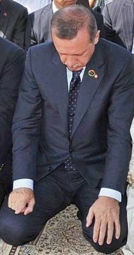 Cumhurbaşkanı Recep Tayyip Erdoğan'ın Namazlarda Yaptığı İşaretin Sırrı Nedir?