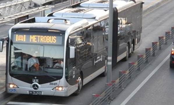 Metrobüs duraklarında şüpheli araç yoğunluğu