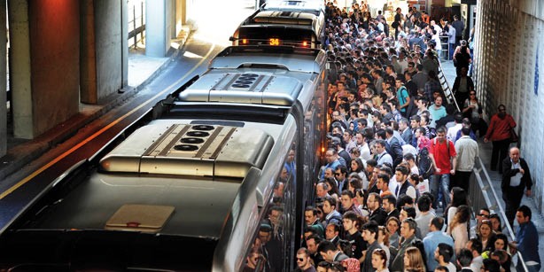 Metrobüs duraklarında şüpheli araç yoğunluğu