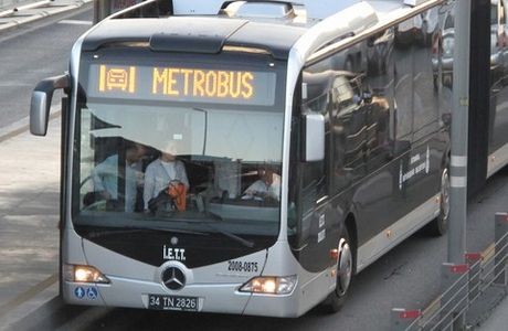 Metrobüs duraklarında şüpheli araç yoğunluğu