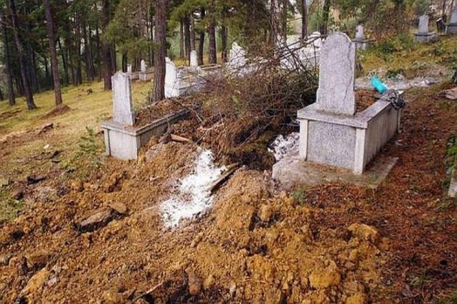 ŞEHİT MEZARINI KAZIP SOYMAYA ÇALIŞTILAR AMA ÖYLE BİR ŞEY OLDU Kİ...