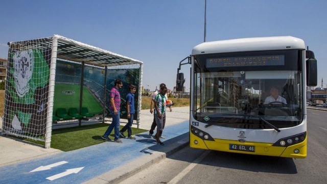 O ilimizde duraklar tribüne döndü