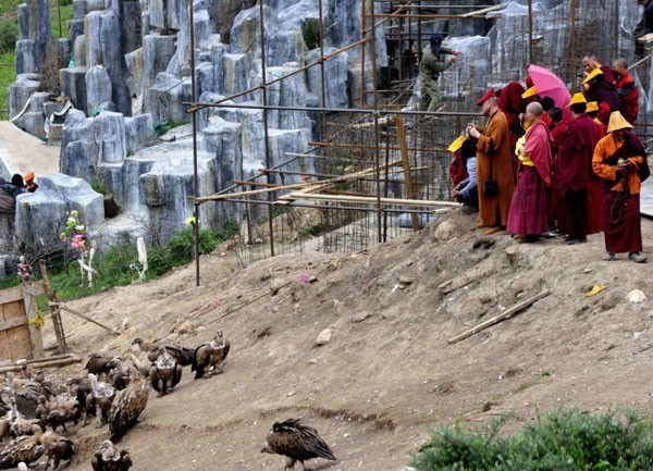 Dehşet Veren Gelenek! Ölülerini Akrabalara Yediriyorlar..