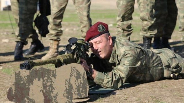 FETÖ DARBECİLERİNİ TEK TEK İNDİRMİŞ BORDO BERELİ KOMUTANIN DİRENİŞİ!