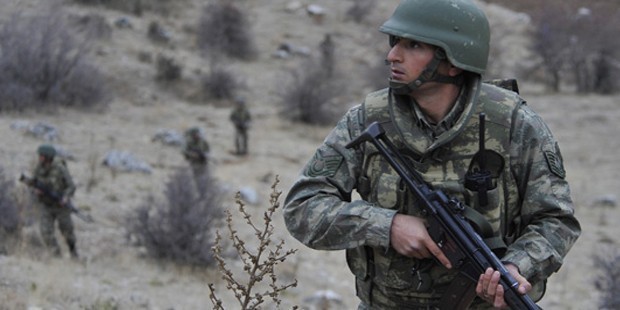 Terör örgütü bomba patlattı... Yaralanan askerler var