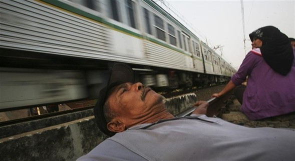 Endonezyada tren rayında tedavi!