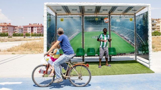 O ilimizde duraklar tribüne döndü