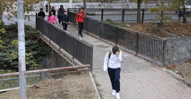 Okul yolunda tehlikeli köprü