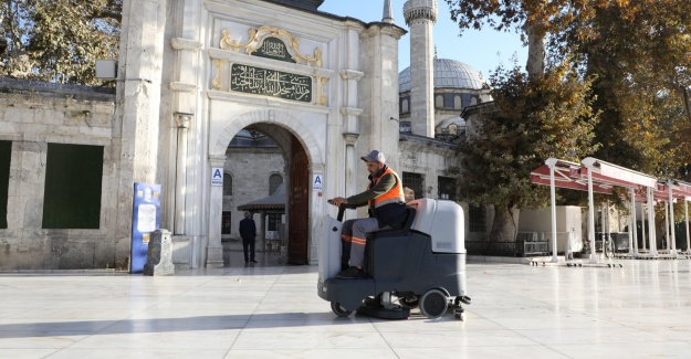 Eyüpsultan Belediyesi camilerini temizliyor