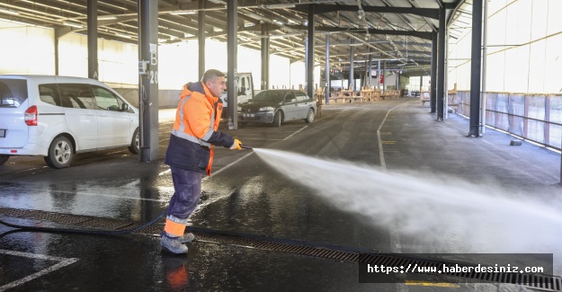 Pazarların temizliği için titizlikle çalışıyorlar