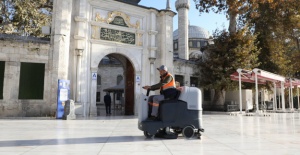 Eyüpsultan Belediyesi camilerini temizliyor