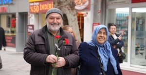 Kartal'da keman eşliğinde karanfil dağıtımı