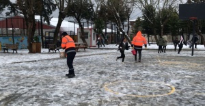 Silivri Belediyesi ekipleri buzlanmaya savaş açtı